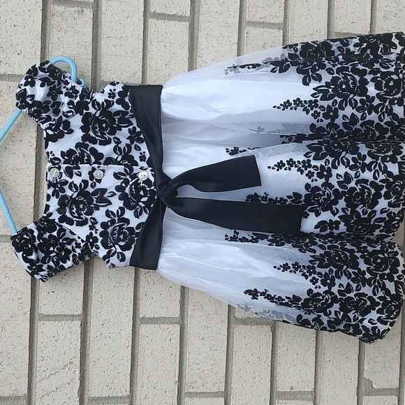 Black & White Dress - Picture 7 of 10